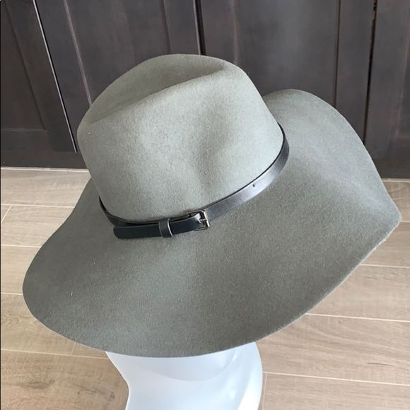 BCBGMaxAzria Accessories - BCBG MAXAZRIA Gray Wool Hat Black Leather Trim